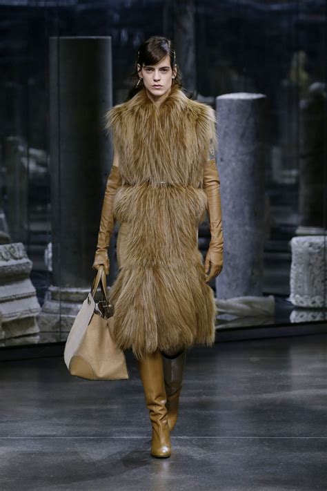 immagini pellicce fendi|Fendi stupisce la Milano Fashion Week autunno inverno 2021 .